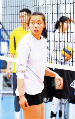 去年底,天津队引入了两名前八一女排的优秀小将,包括主攻手张怡璐和