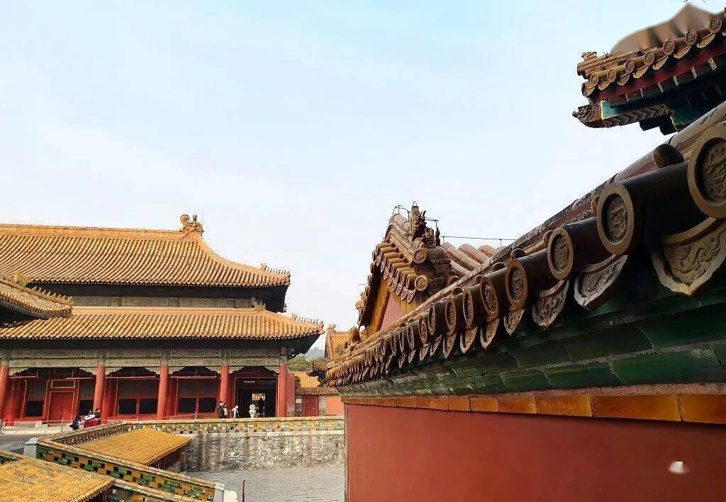 禁城景物报和韶 初转寅方玉斗杓漏泄春光梅破蕾 招摇风信柳拖条池心