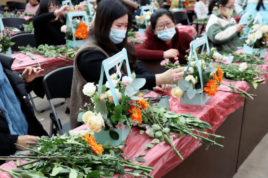 庆三八系列活动四丨今天女神们在学插花