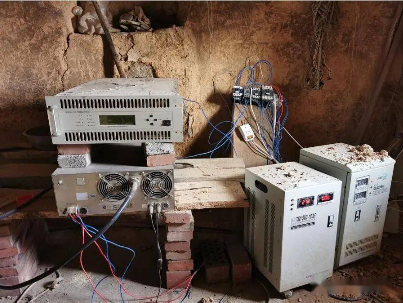 两套黑广播设备2020年9月末,新乡无线电管理局在日常监测中发现频率为