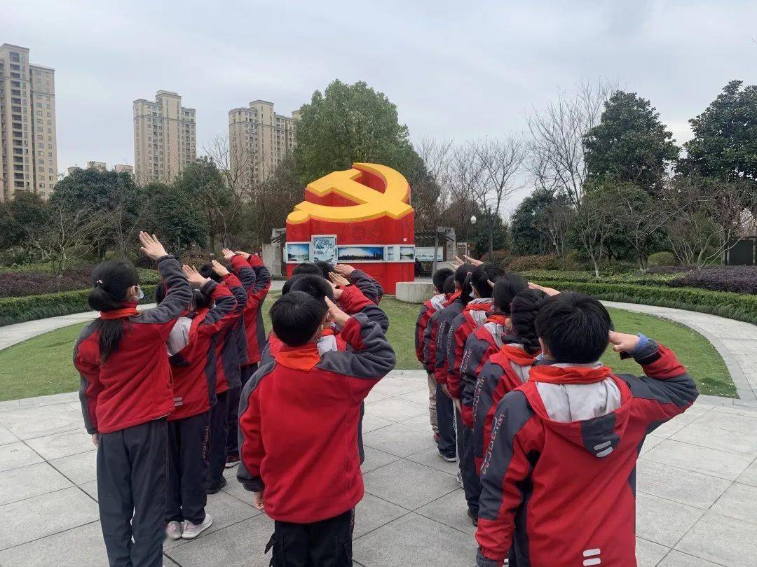 傳承紅色基因爭做新時代好少年崇賢一小學黨史學雷鋒志願服務靚新城