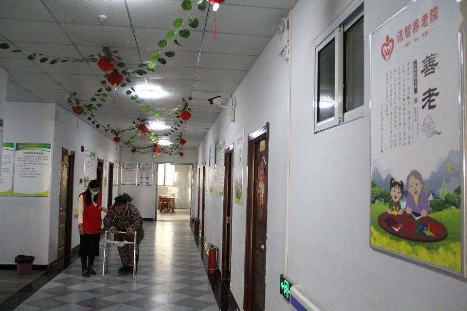聊天;院墙上,"尊老赡养"四个金色大字格外醒目;走进讯智养老院
