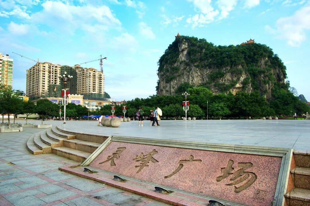 灵峰广场早已是贺州人眼里 标志性的游玩场所