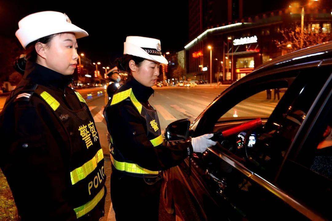 飒爽英姿高峰岗坚守火线保畅通快来一睹咱乐山女交警的风采