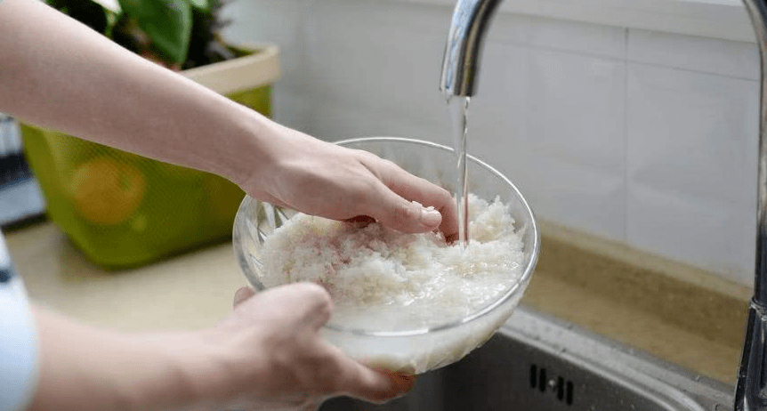 特别是长青春痘,毛孔粗大的偏油性肤质的人,用淘米水洗脸,不仅可祛除