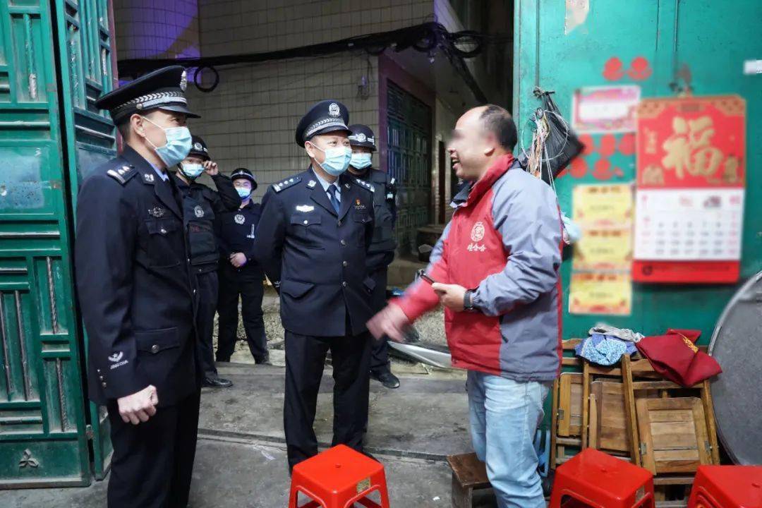 当晚8:30,该局集结警力进行战前动员部署,该局党委委员,副局长农安巩