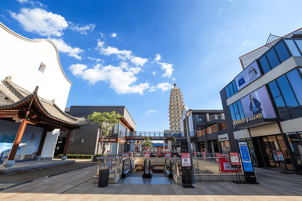 娱"一体的是云南首个融入"微度假生活方式"概念王府井奥莱|滇池小镇