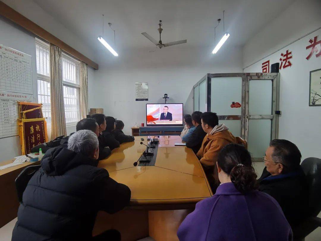 微看两会我县各地干部群众积极收看全国两会直播