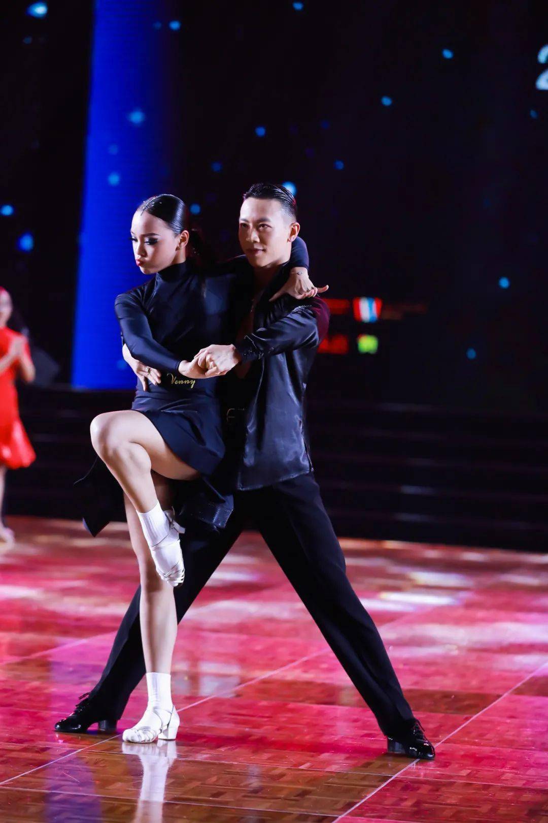 的背影,心里还默念了一句:"嚯,这身材气质可太好了,天生就是跳舞的料!