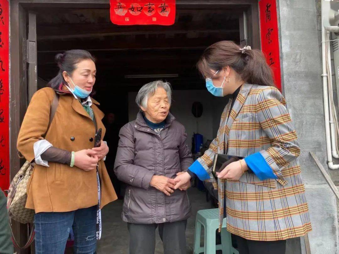 慰问组一行来到江山片区薛家桥社区困难妇女干部薛郭
