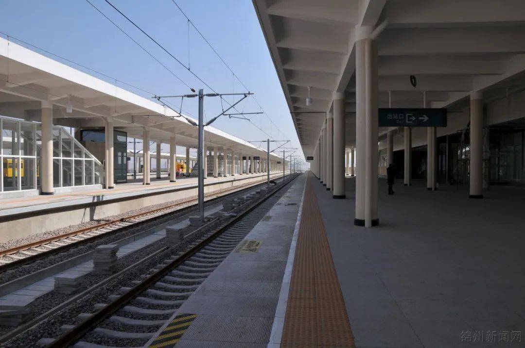 站房内部很宽敞,因为有始发车,候车大厅比南站大了很多.