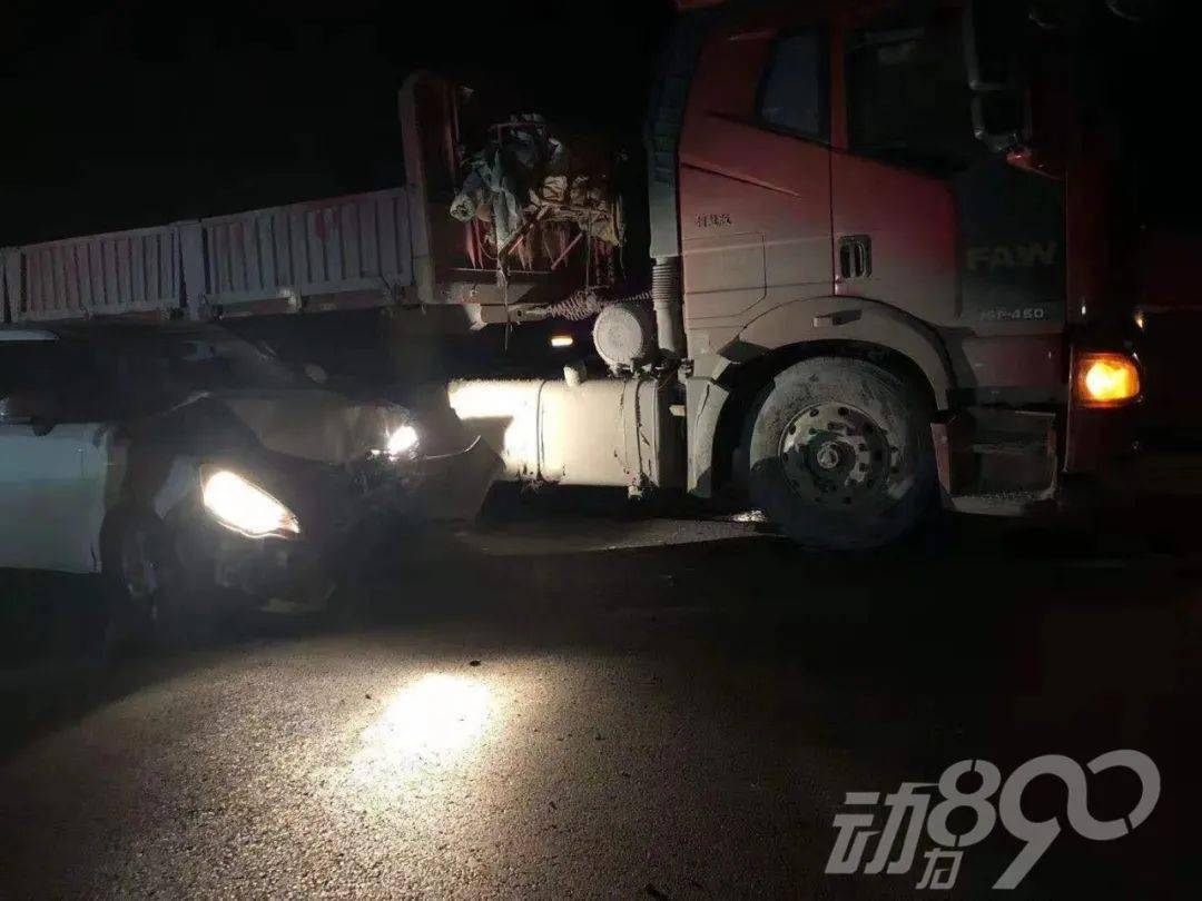 kb体育小车、半挂相撞！开3个月亏2万？(图1)