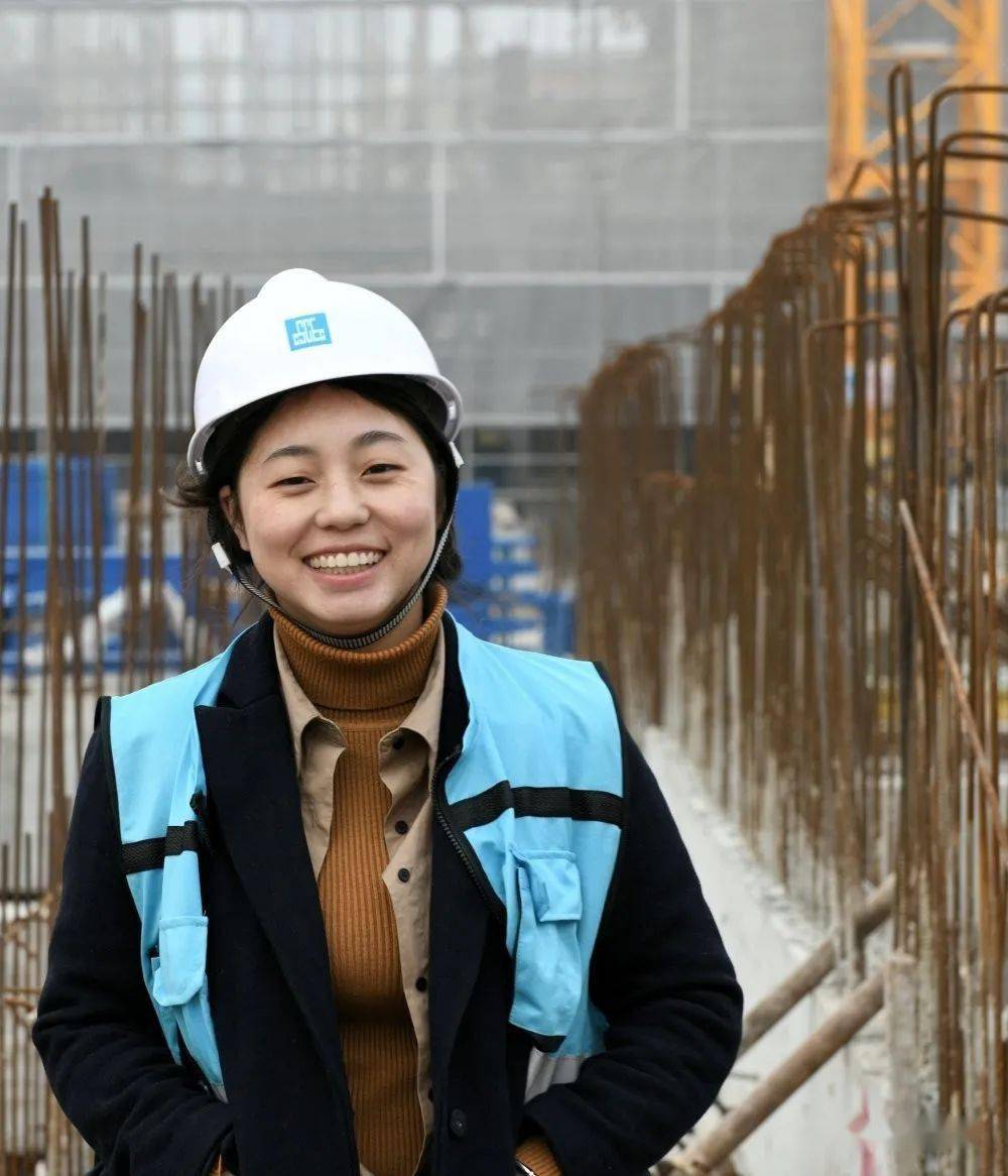 为布满钢筋水泥的工地里她们用女子特有的细腻与柔和,还有不少女性