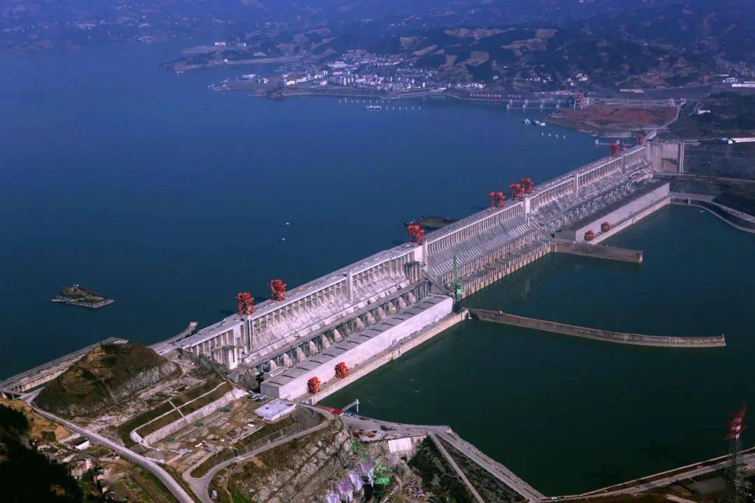 长江三峡大坝——世界上最大的水电工程在浩瀚的长江流域,三峡工程