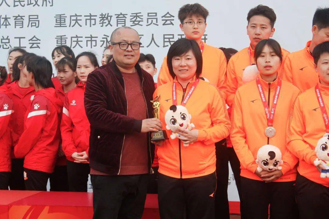 目前,市六运会青少年男子甲组足球比赛正在进行中,本