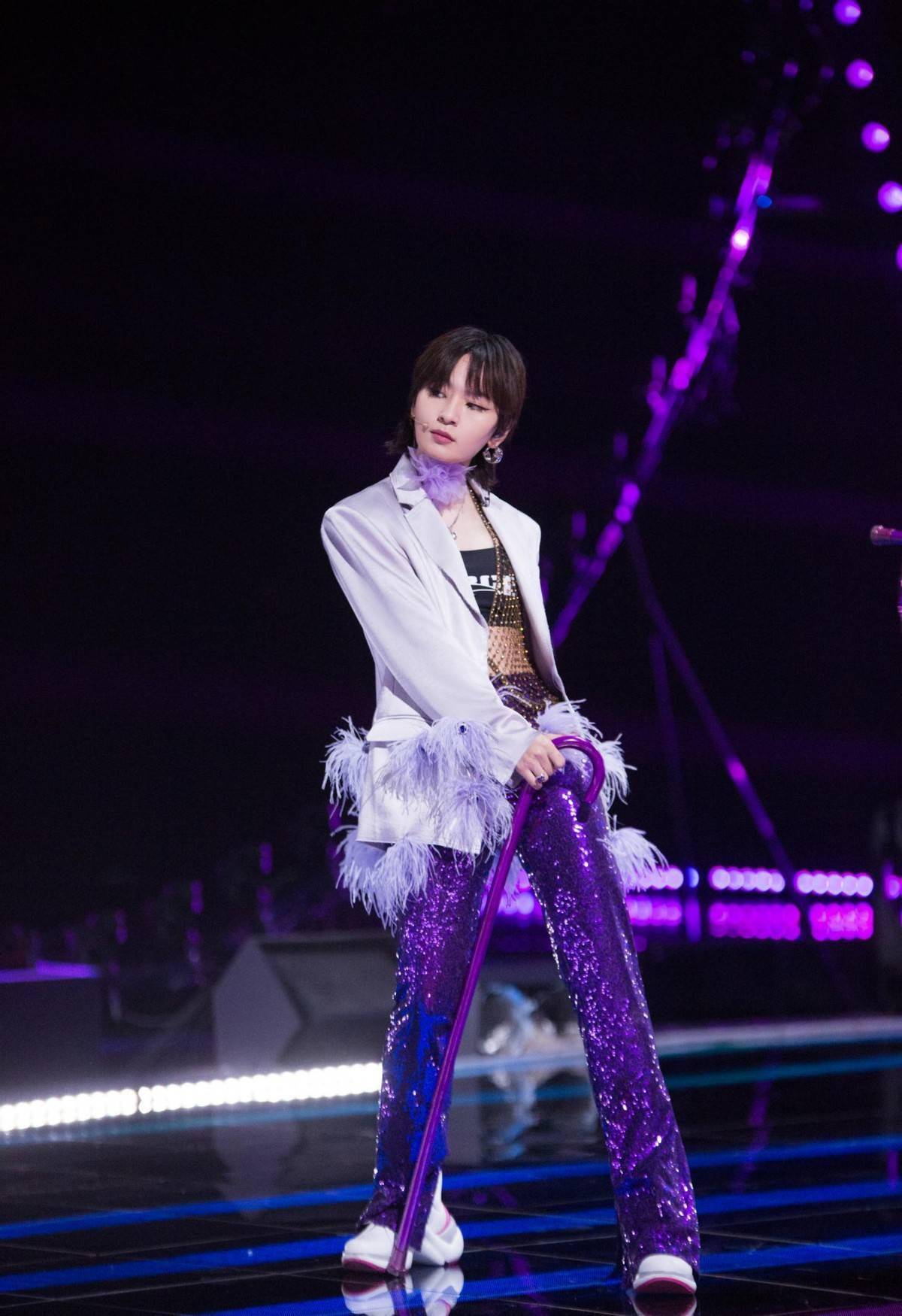 浪姐2周笔畅组排倒数羽毛外套却亮点十足配亮片裤很招摇