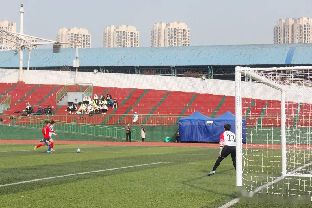 目前,市六运会青少年男子甲组足球比赛正在进行中,本