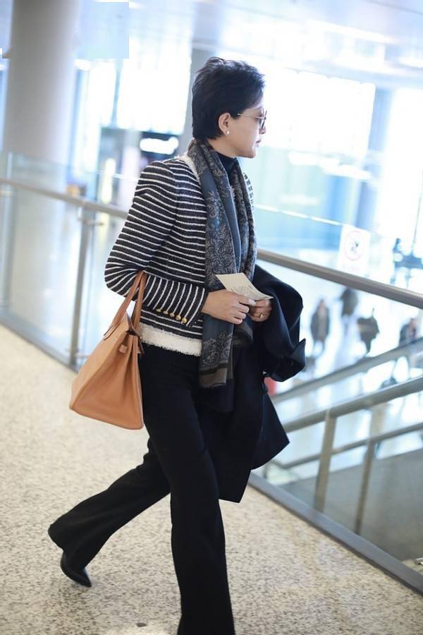杨澜的气质一般人比不了,穿职业装现身机场,知性魅力太迷人