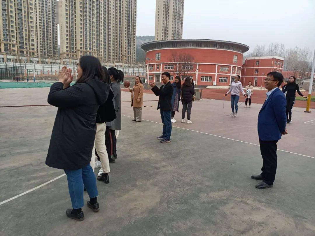 情暖半边天高新区海川中学旅游路校区庆祝三八妇女节活动