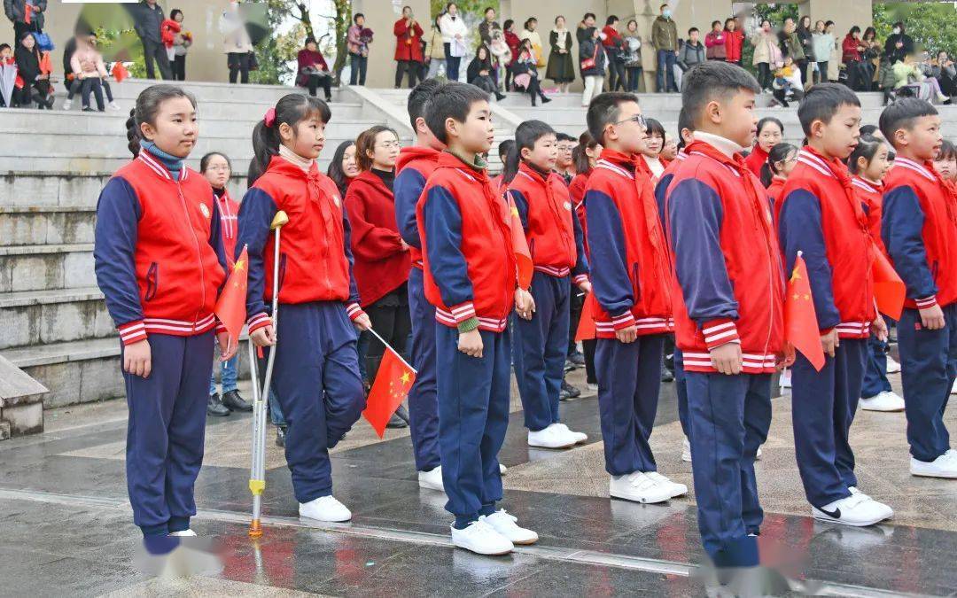 践行优秀小公民高举队旗跟党走安洲小学百年党史人人讲启动仪式