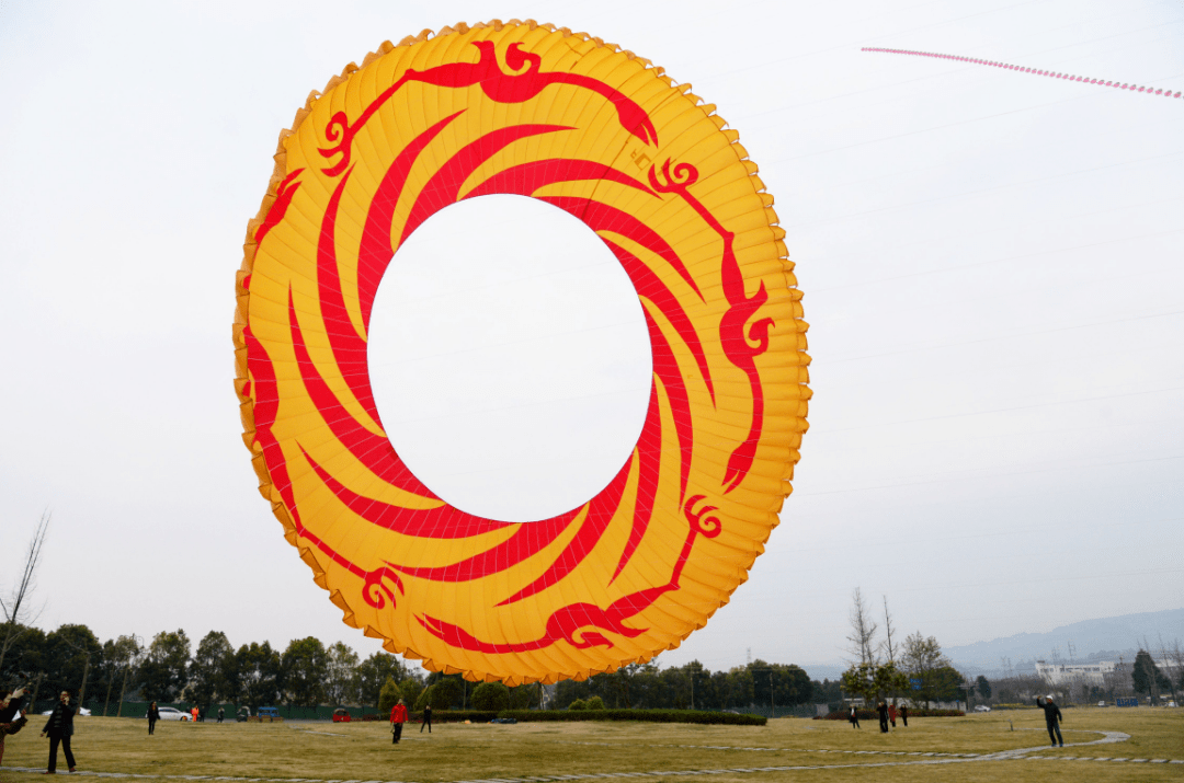 金堂约你放风筝啦走起去看看全国最大太阳神鸟风筝