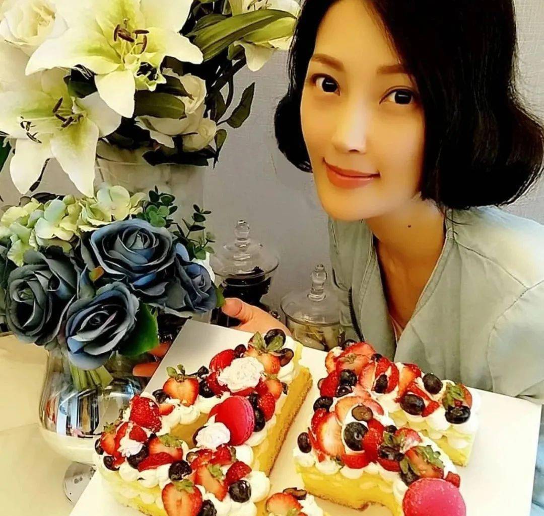 而何绮云只在大时大节才回去吃饭那段时间其实是不敢面对他们又怕被问