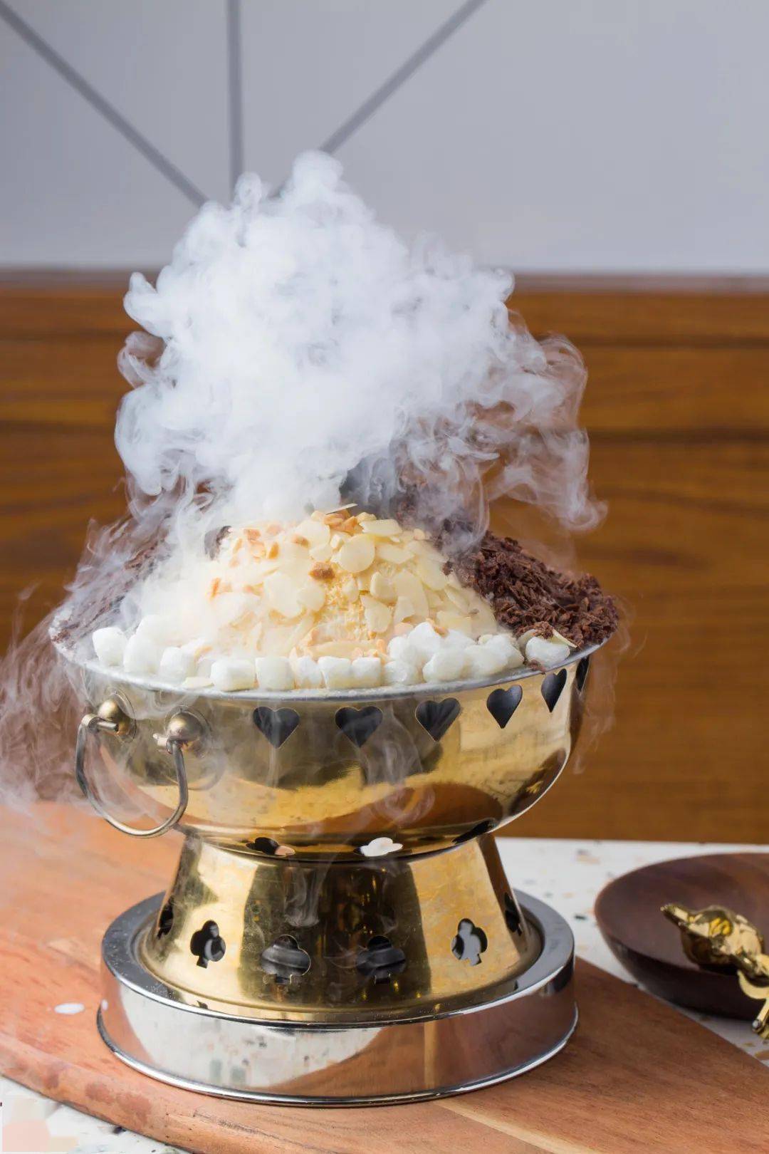 这家店的名字听起来就很甜蜜,火锅冰是店里特色,「特色火锅冰」,「四