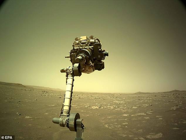 手臂|NASA最新照片：“毅力号”在荒凉火星上做“手臂检查”