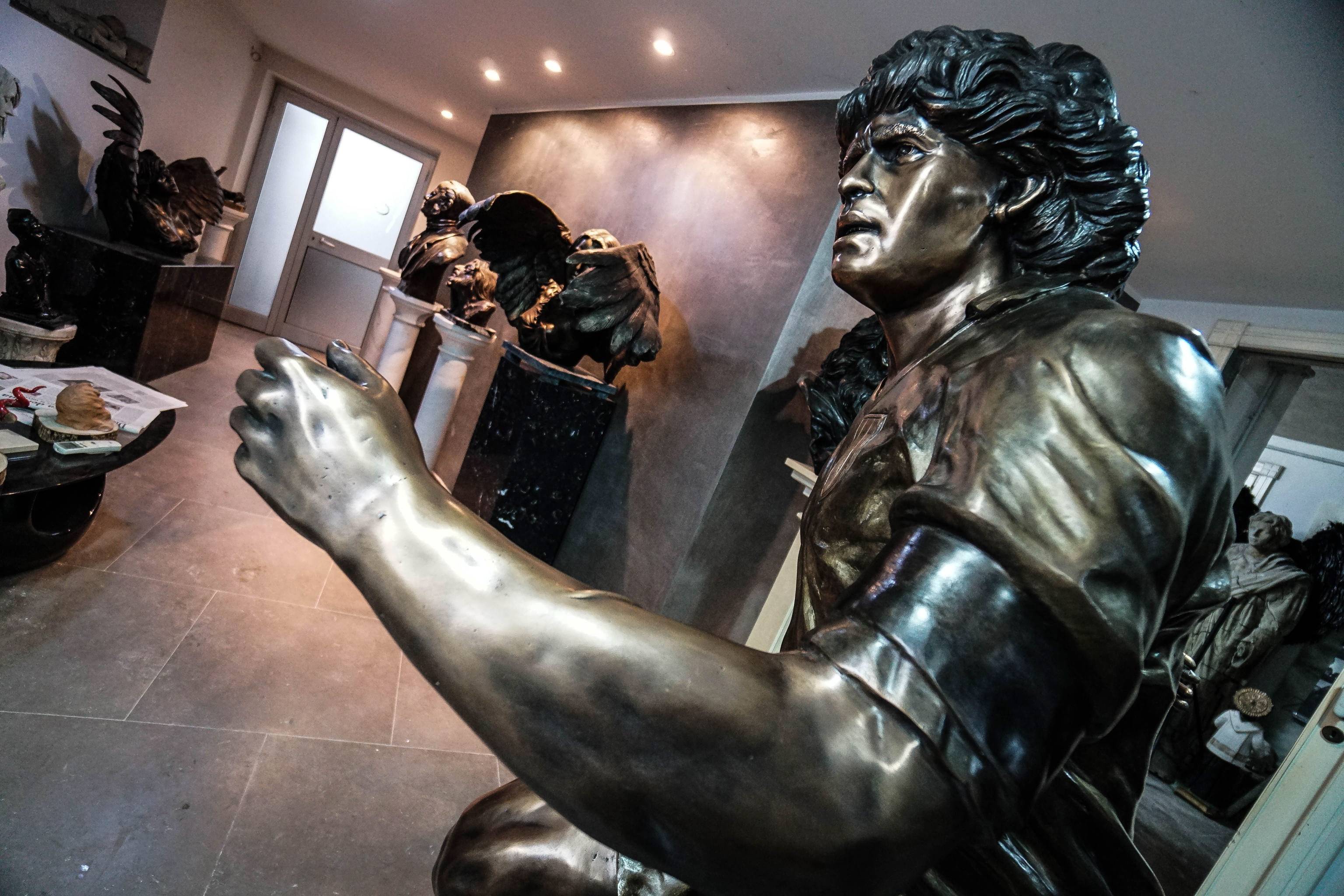 意大利艺术家塑铜像纪念马拉多纳