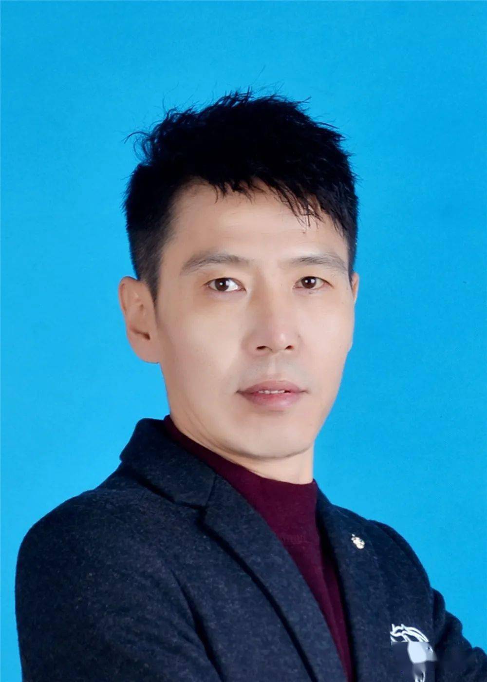 班,受教于西安美院戴希斌,何克加,李玉田教授,师从著名山水画家蔡嘉励
