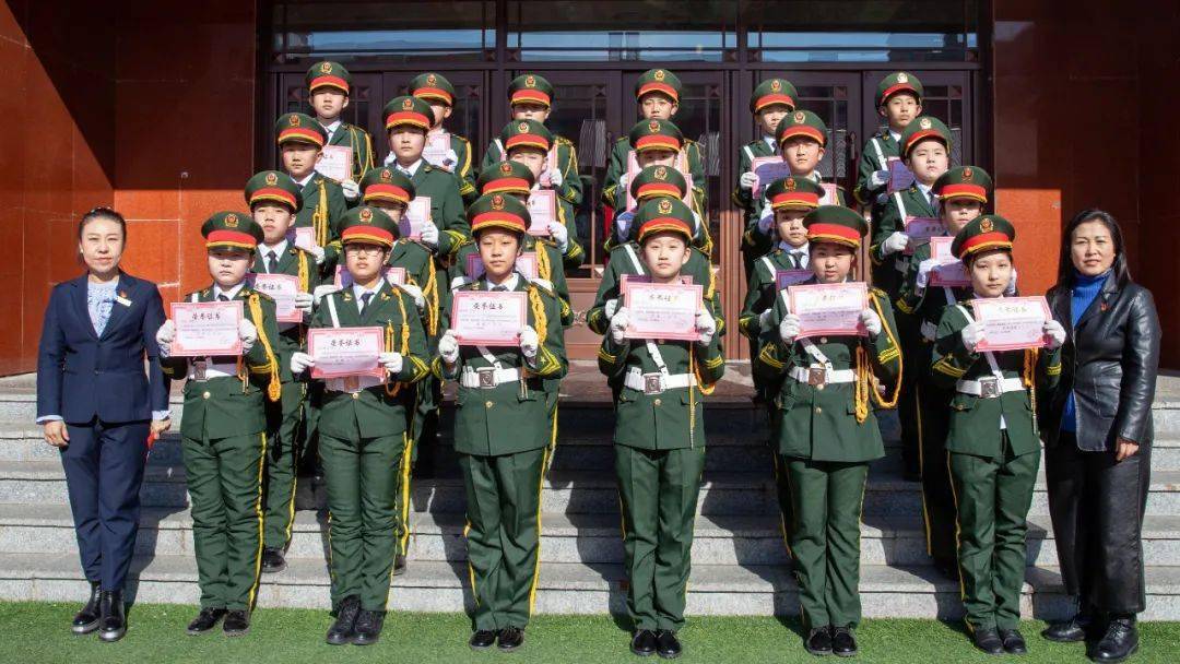 光荣而神圣守护国旗薪火相传