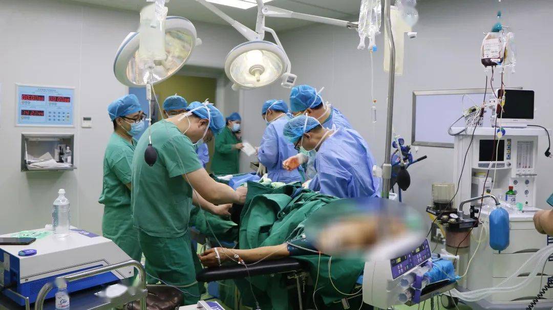 四个多小时的全力抢救郓城一车祸伤者得到及时救治