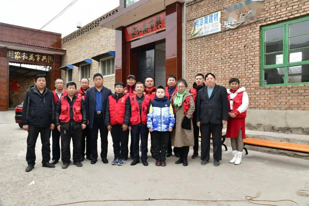 山西文水东石侯村成平安出资为村民安座椅
