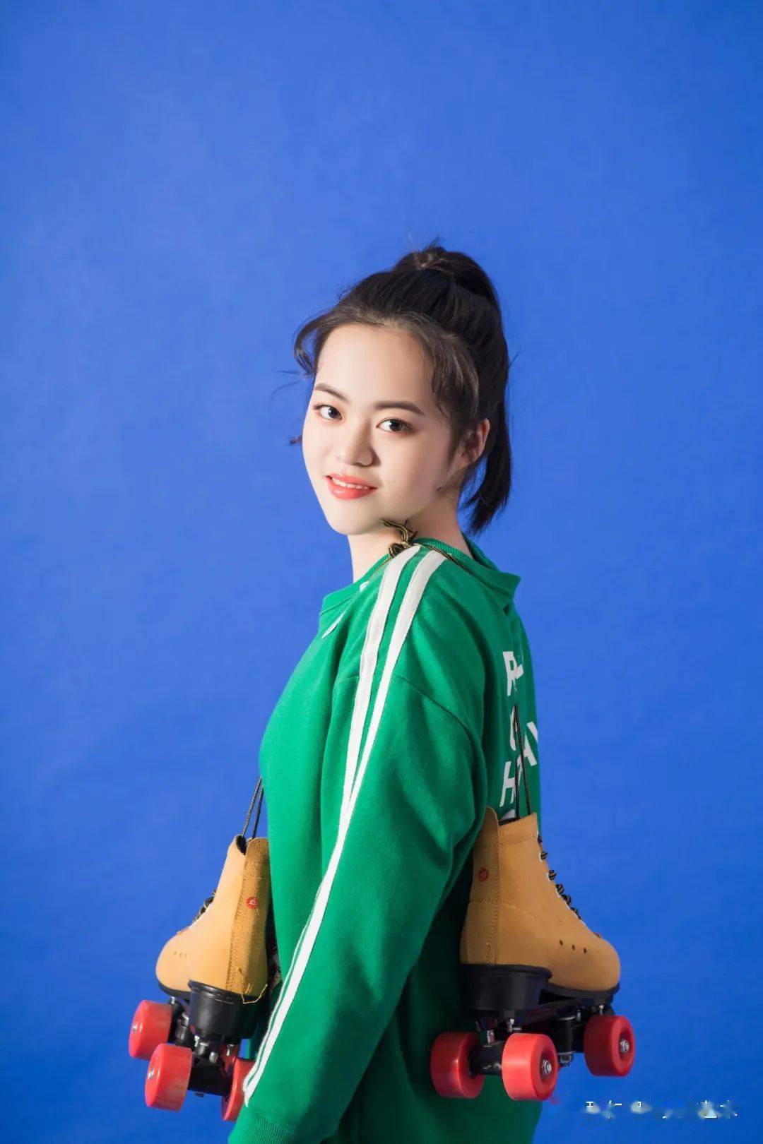 原创小歌手张欣蕊的个人简历:这是一首感恩母爱的伟大,表达在母爱的