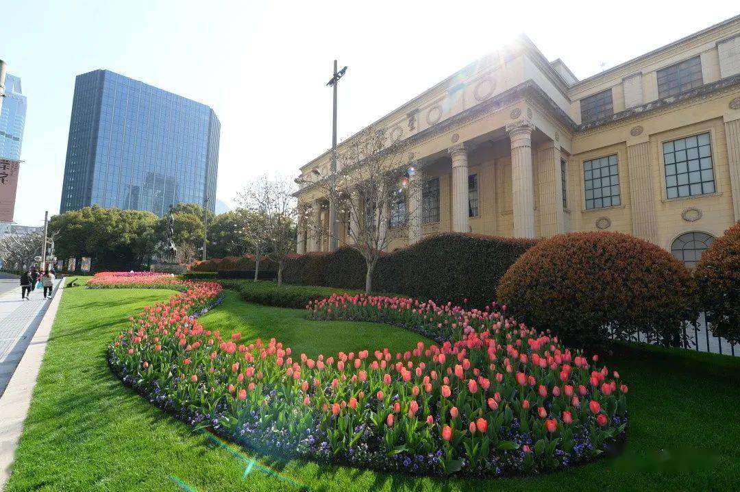 花园,西康路口的上海展览中心花坛,常德路口的静安嘉里中心花坛以及