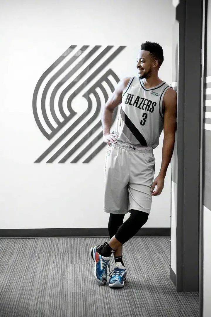 球星上脚湖人官方今日发布新款收获版earnededition纪念球衣