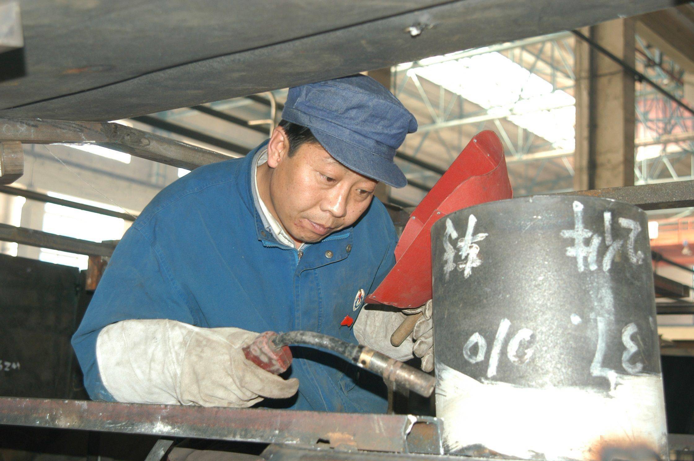 独臂焊侠卢仁峰:入党25年,牙咬焊帽单手焊接,攻克技术难题