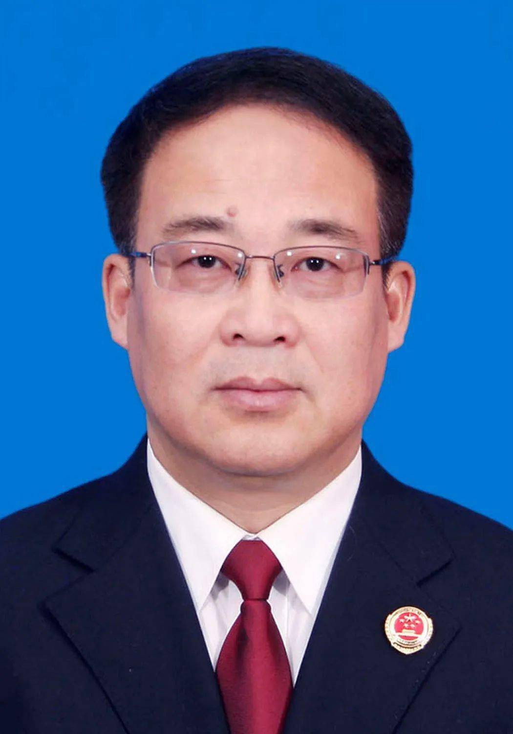 杜薇,女,汉族,1974年11月出生,安徽萧县人,法学专业大学学历,法律硕士