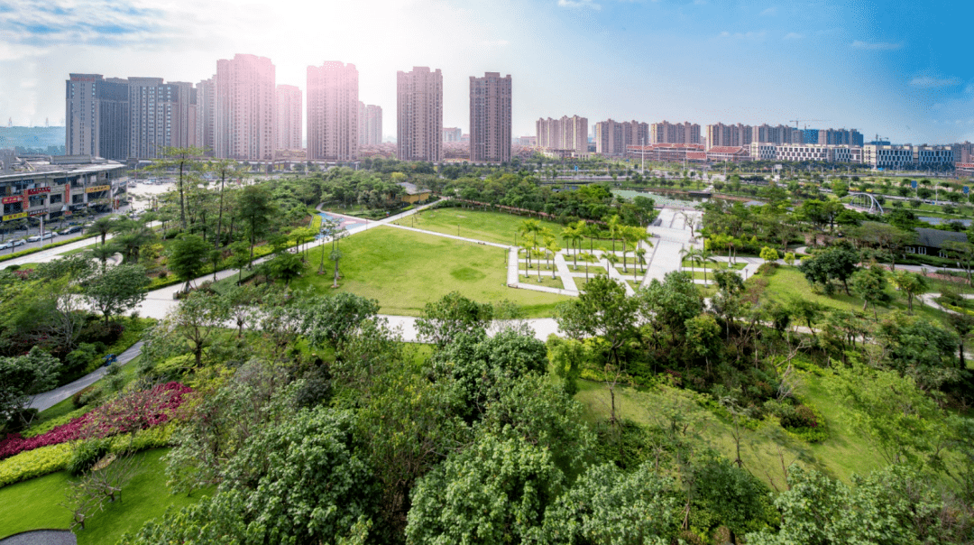 2万方涌泉公园,举步即达公园.