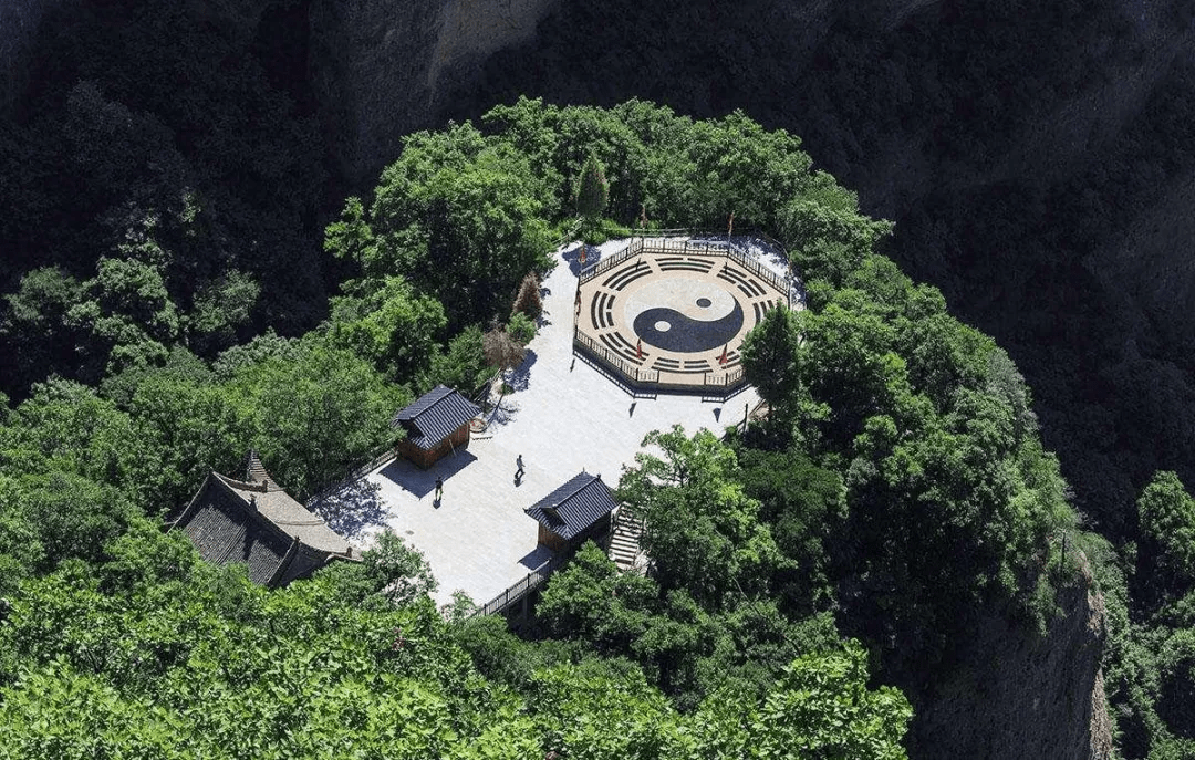 涵洞遍布,怪石嶙峋,高山流水,既有北国之雄,又兼南方之秀的自然景观