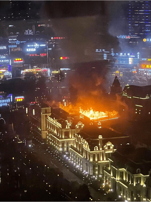 贵阳方舟戏台失火消防车赶往现场扑救