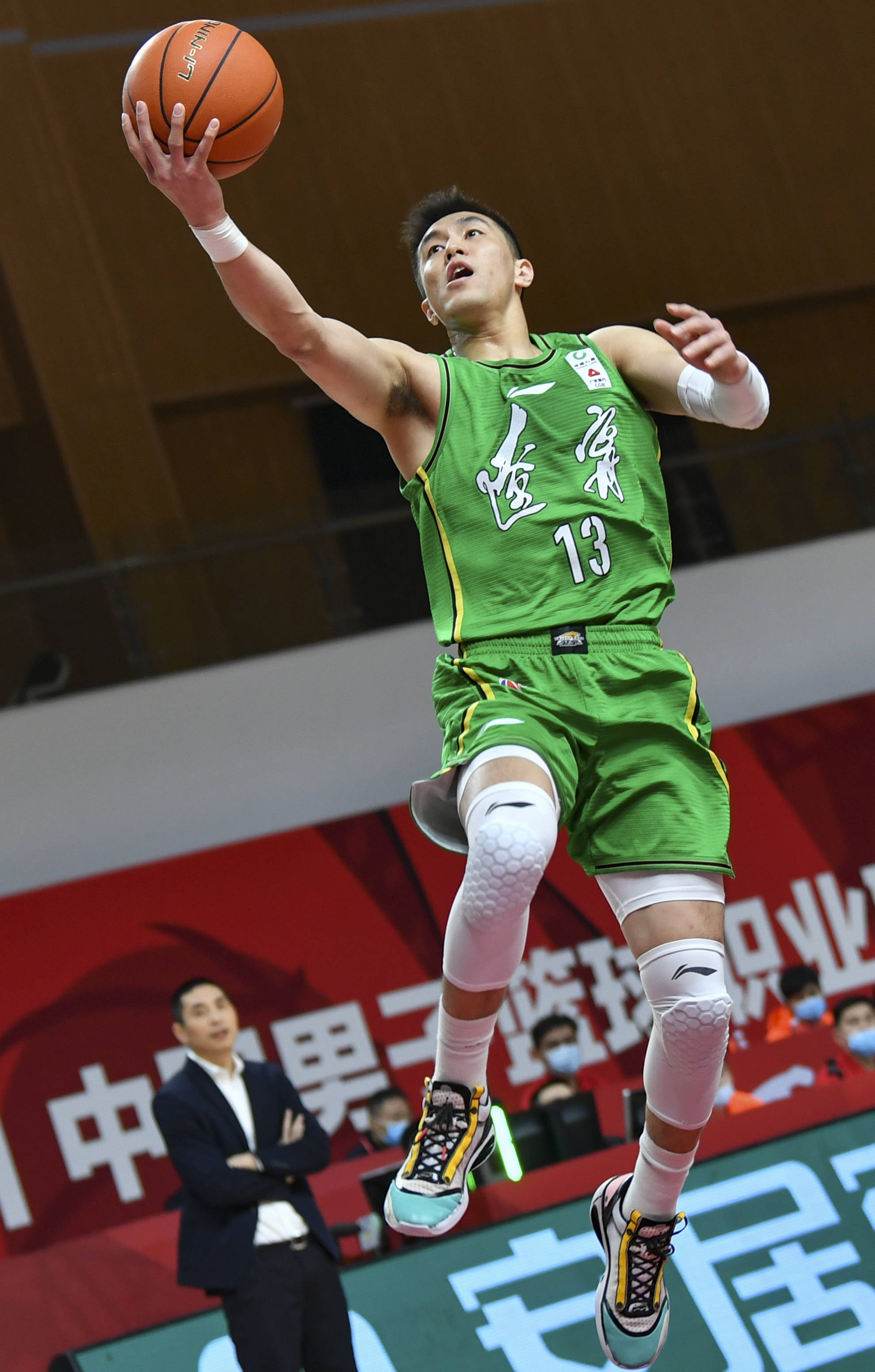 3月14日,辽宁本钢队球员郭艾伦突破上篮.