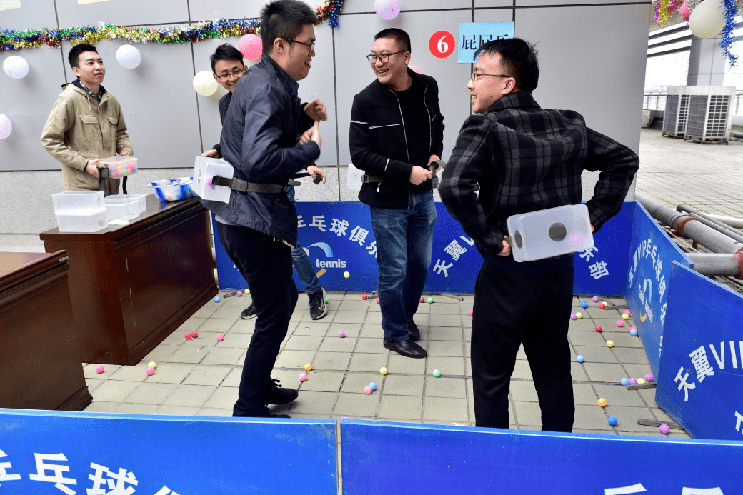 "屁屁乐""叠叠乐""粑粑投篮""桌上冰壶""圈圈乐""诸葛帽"此次活动的