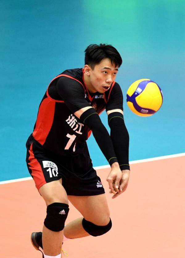 浙江体彩队球员杨一鸣在比赛中垫球.