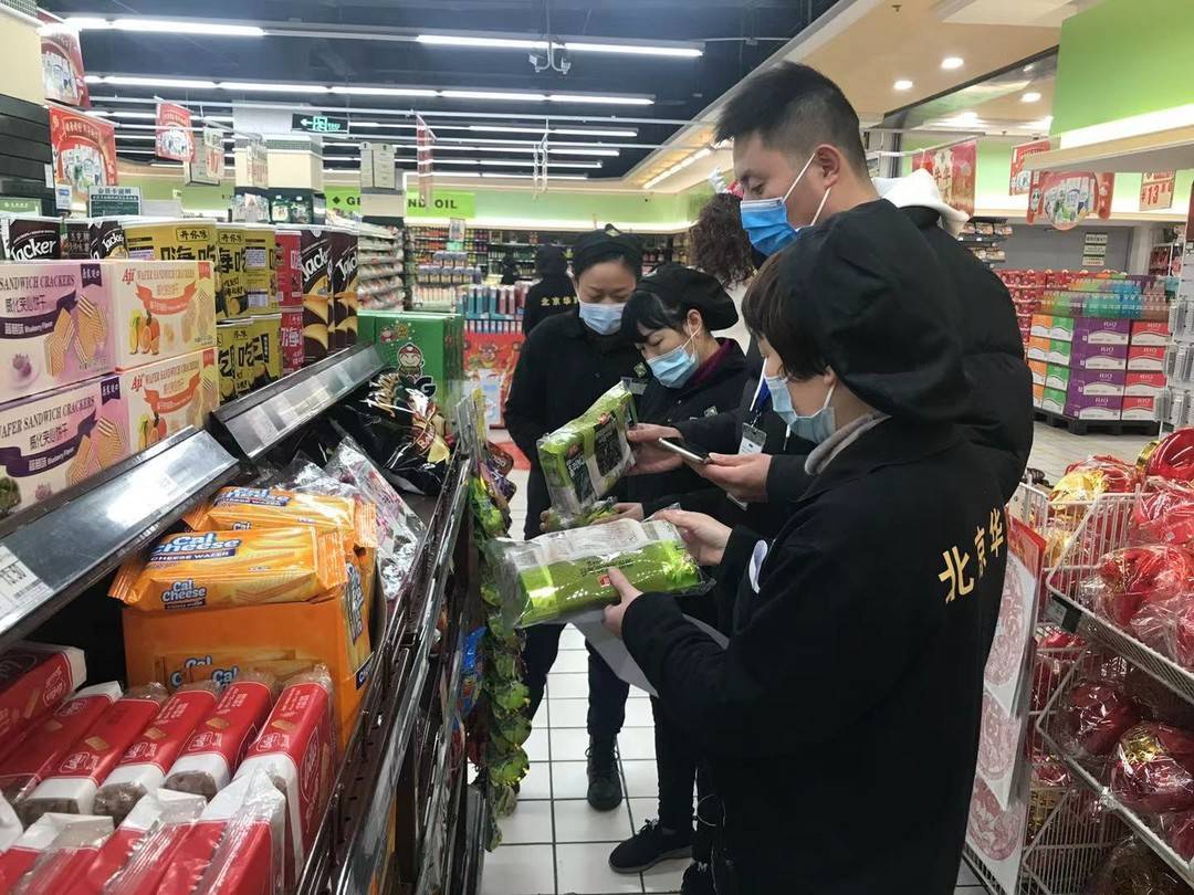 四川內江消費者同一天兩大超市買到過期食品_舉報