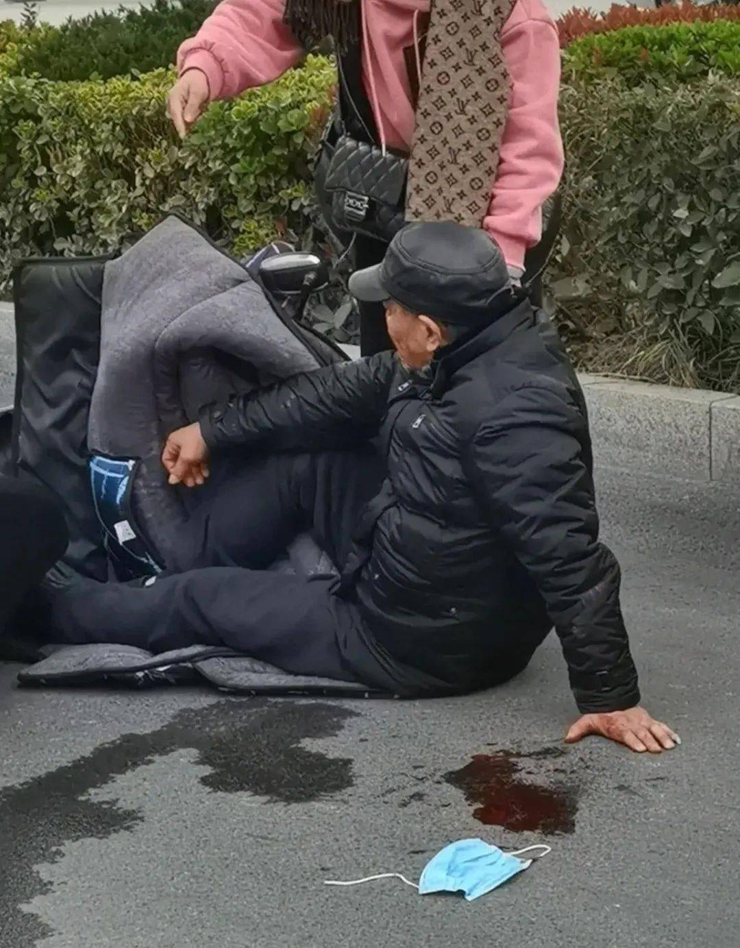 宿州吾悦广场附近突发事故!老人满脸都是血,网友却说.