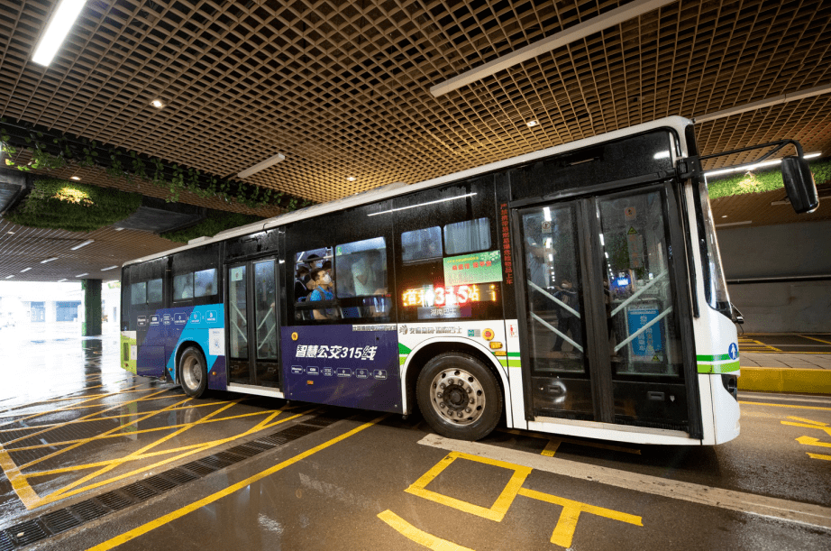 称之为"智慧定制公交"▲长沙智慧公交排队上车(资料图)与普通公交相比