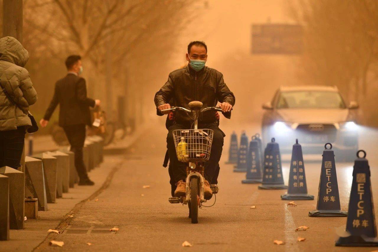 多图直击北京今年最强沙尘来袭空气质量已达严重污染