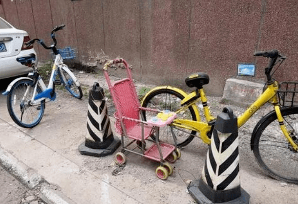 當然佔車位的方式不僅限於此,還有用自行車的,童車玩具的,小馬紮,小方