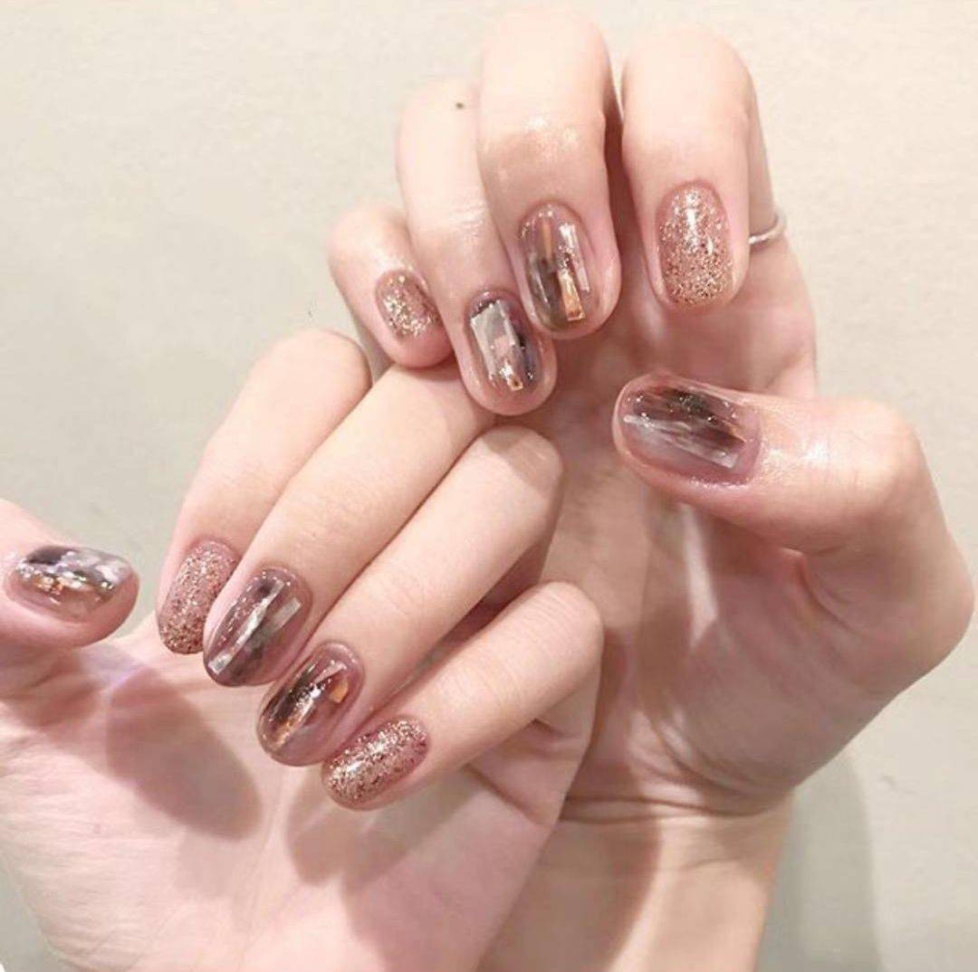 棕色晕染美甲有多好看显白又大气